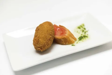 CROQUETA CON GULA DEL NORTE Y GAMBAS