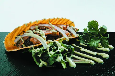 TACO DE CABRA GUISADA CON MAYO DE MOJO VERDE