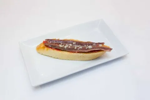 Lomo de anchoa ahumada en tosta