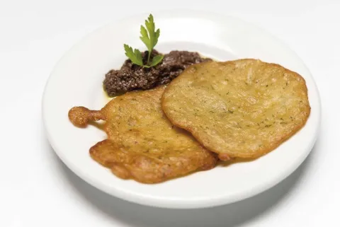 TORTILLA DE BACALAO CON OLIVADA NEGRA