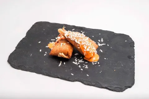 Croqueta diferente con jamón y crema de piquillo