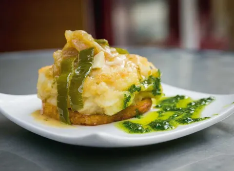 Bacalao en salsa verde con cebolla caramelizada