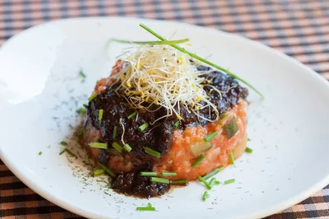 Patata a la brasa con sanfaina y morcilla al pedro ximenez