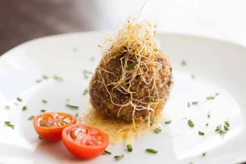 Croqueta de cola de buey con crujiente de parmesano