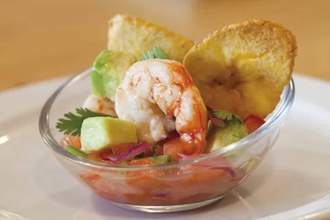 Ceviche mediterráneo con chifles