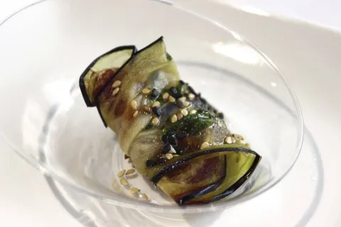 Berenjena rellena con mermelada de tomate y sésamo