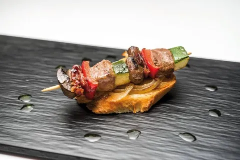 Mini pincho ibérico con verduritas