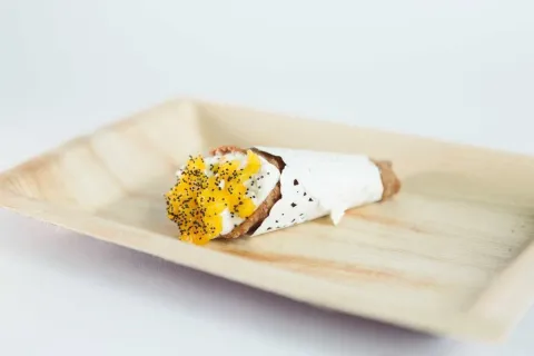 Cannolo de ricotta i gorgonzola amb mango fresc