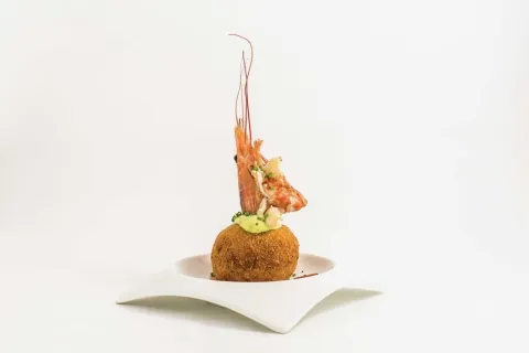 Esfera rellena de langostinos con sabor a ceviche y mayonesa de apio