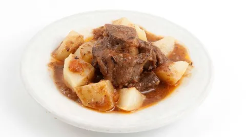 Rabo de toro a la 'malagueña' con patata confitada