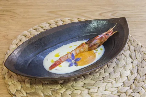 Gamba roja de Menorca a la brasa en sopa de otras tierras