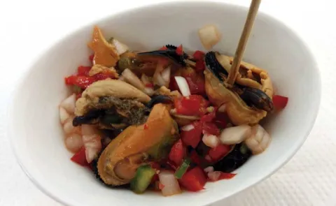 Mejillón en escabeche acompañado con picada y vinagreta picante