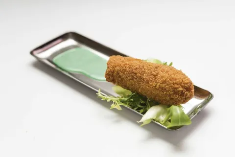 LA CROQUETA CATALANA CON TINTA DE ALLIOLI