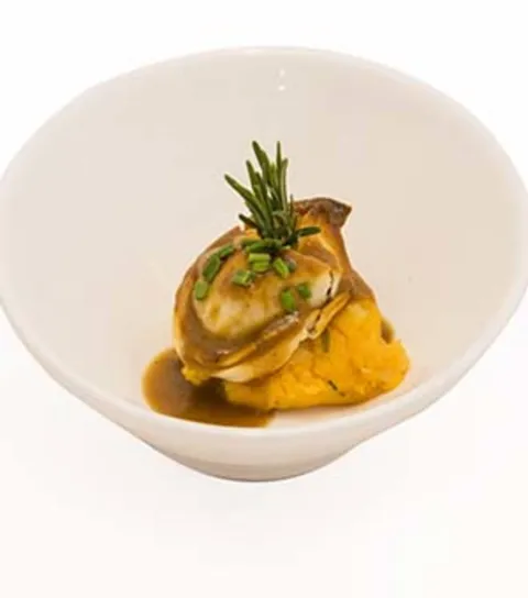 Ravioli crujiente de rabo de toro con quenelle de calabaza al romero