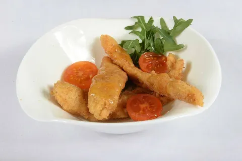 Palets de pollo con miel, tomates cherrys y rúcula