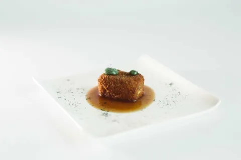 Croqueta al vermut i carquinyoli