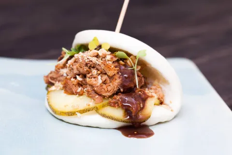 Bao de cerdo con mosto y anacardo caramelizado