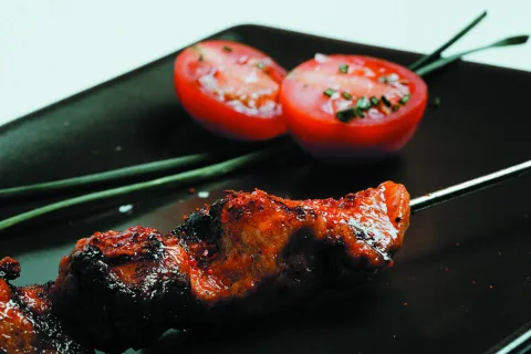 YAKITORI DE POLLO PICANTÓN AL CARBÓN