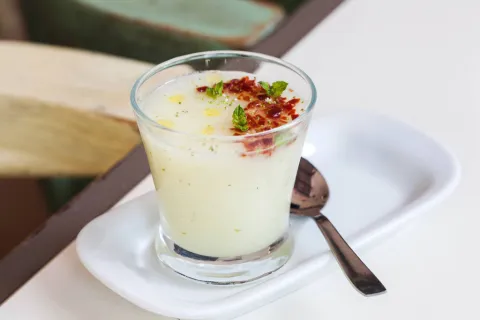 Chupito de melón y menta con crujiente de jamón