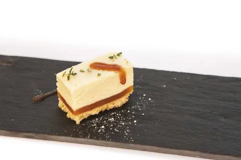 Pastelito de mango, tomillo y merengue