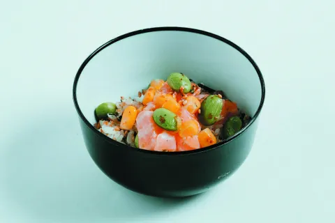 POKE DE SALMÓN (APERITIVO DE HAWÁI)