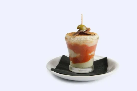 Trifàsic de salmorejo amb bacallà i anxova