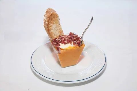 Salmorejo con salmón y huevo