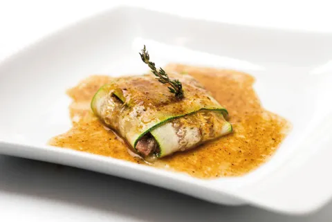 Rollito de calabacín relleno de pato con 'brunoise' de pera natural