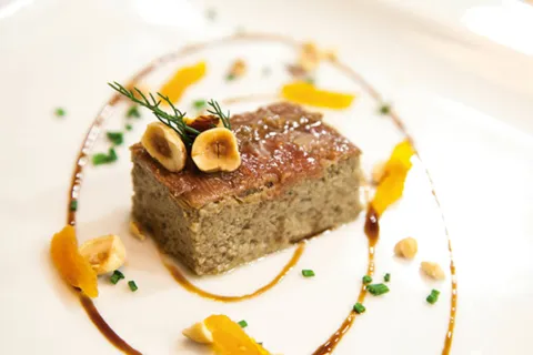 Pastel de setas con carpaccio de magret de pato