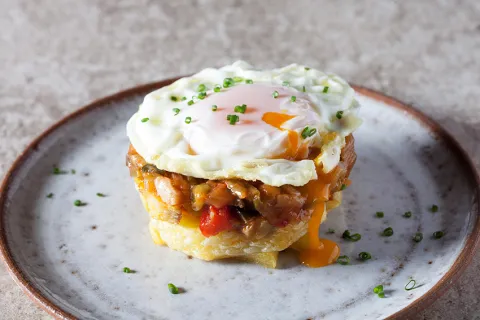 Huevo potablava con sanfaina y patatas