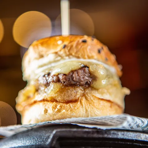 Mini pan de brioche con ternera de angus, pure de peras asadas, queso mahonés curado y allioli