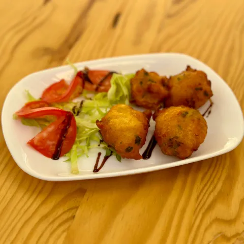 Masa de buñuelos aderezada de bacalao y espárragos 