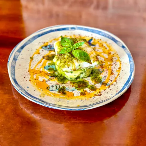 Bacalao con patata cocida con especias y albahaca y salsa Delantal Negro 