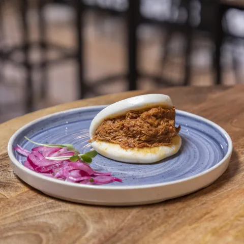 Pan bao con cochinita pibil