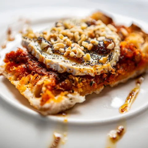 Pan de cristal con sobrasada mallorquina casera y queso de cabra, finas hierbas, mermelada de higo y semillas de amapola