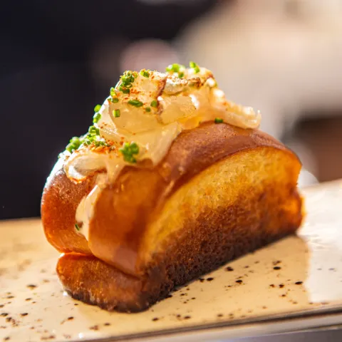 Brioche con gambusí y papada ibérica