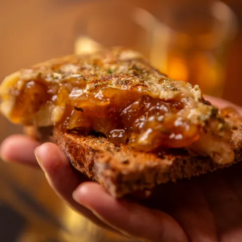 Tortilla de patata con cebolla caramelizada con hierbas mallorquinas