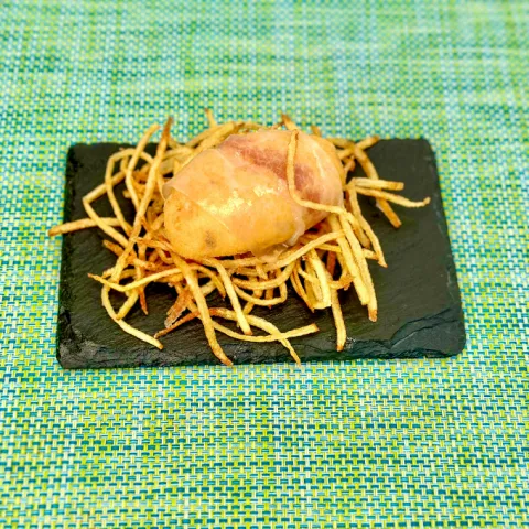 Croqueta de jamón ibérico, panceta ibérica y patata paja 