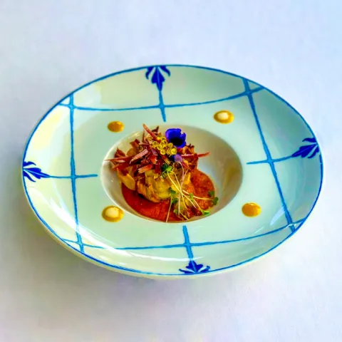 Alcachofa confitada y frita con salmorejo asado y virutas de jamón 