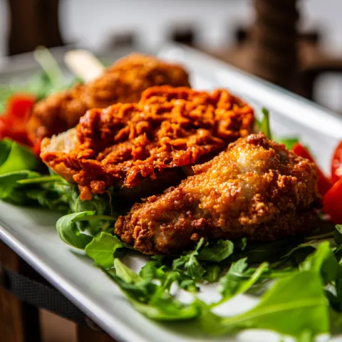 Alitas de pollo picantes con montadito de sobrasada