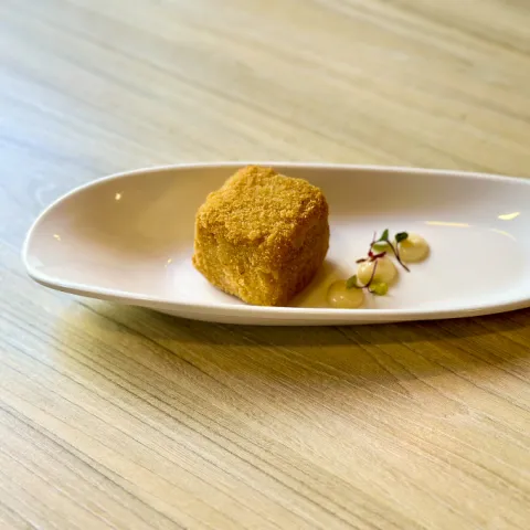 Croqueta de risotto de rabo de toro con relleno de mozarella y mayonesa de clavos