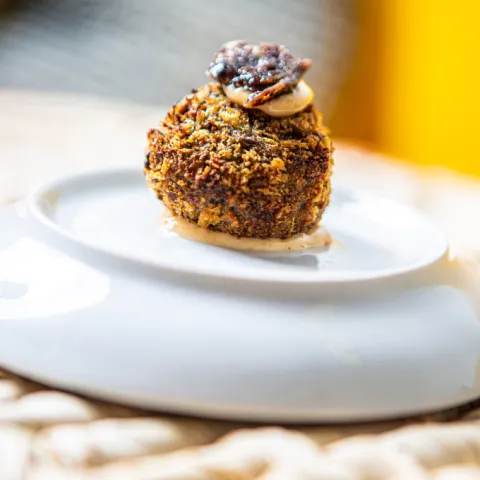 Croqueta casera de calamar en su tinta, sobrasada de cerdo negro mallorquín, emulsión de pimiento asado y crujiente de camaiot