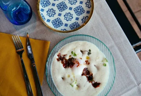 Espuma de patata trufada con huevo poché y jamón ibérico