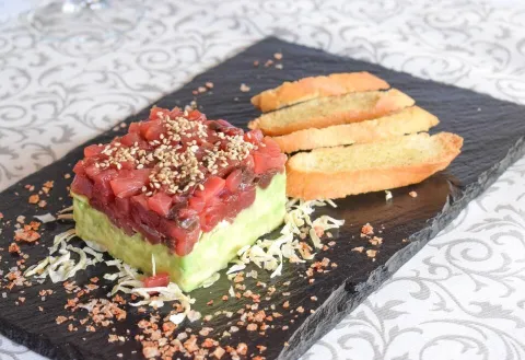 Tartar de atún rojo de Tarifa con base de aguacate