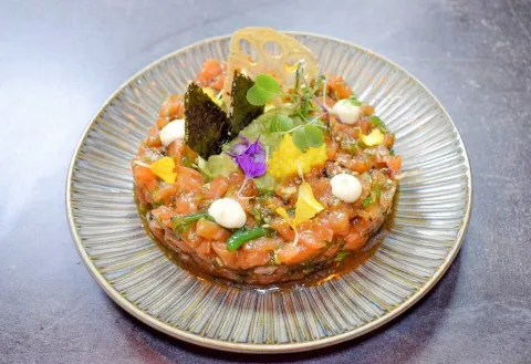 Tartar de salmón noruego de Ajhito, Izakaya 'Jaénponesa'