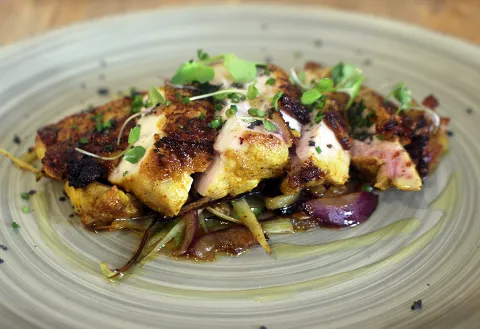 Contramuslo de pollo a baja temperatura y marinado con verduras satay