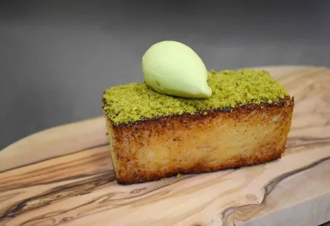 Torrija del Picador con polvo, praliné y helado de pistacho