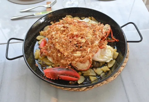 Bogavante a la formenterana con patatas caseras y huevos fritos