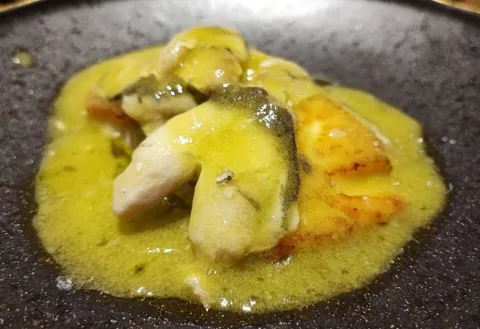 Merluza a la plancha con kokotxas al pil-pil