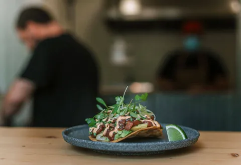 Tostada de atún rojo marinado, guacamole y salsa de chipotle ahumado